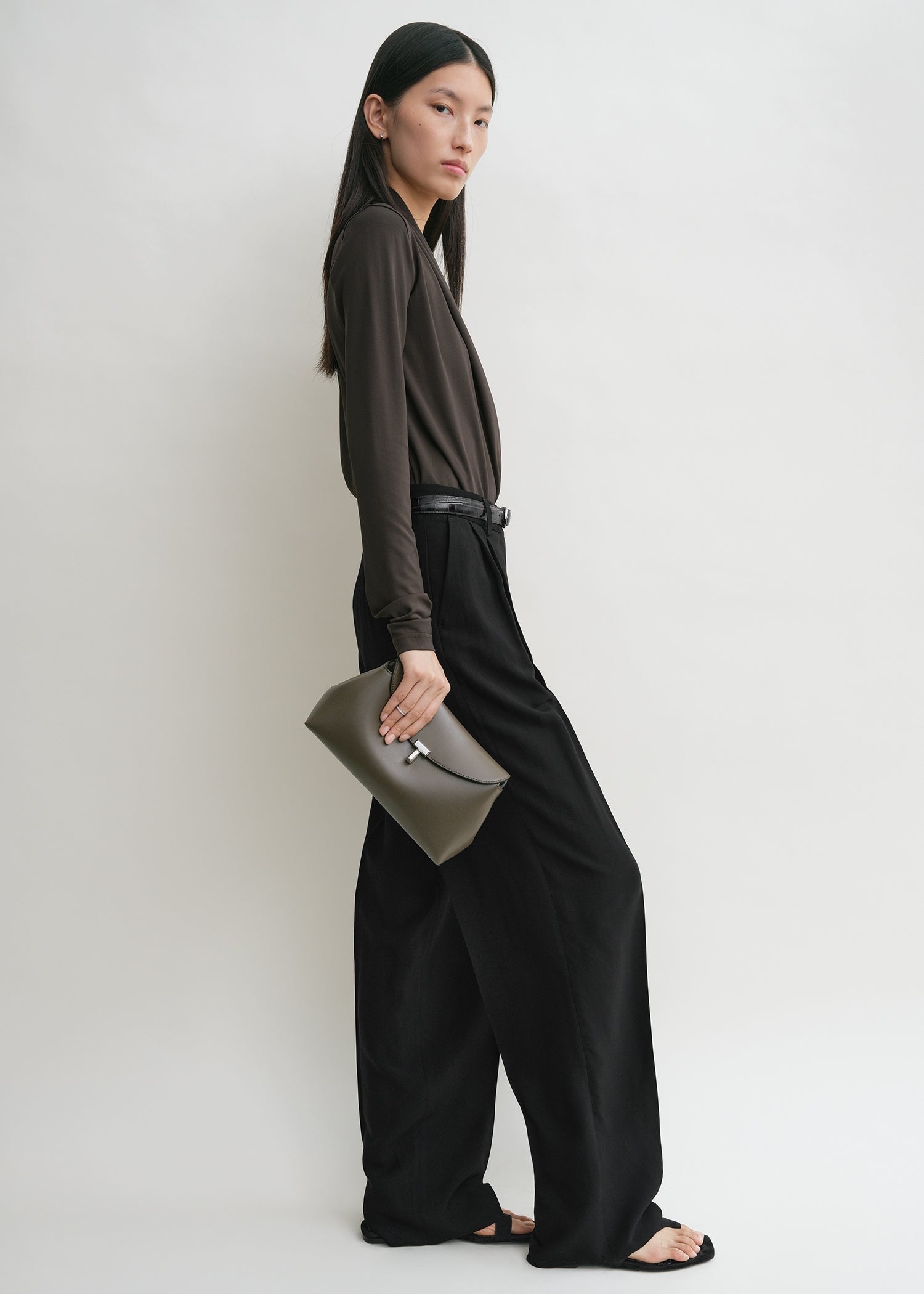 T-lock leather clutch ash