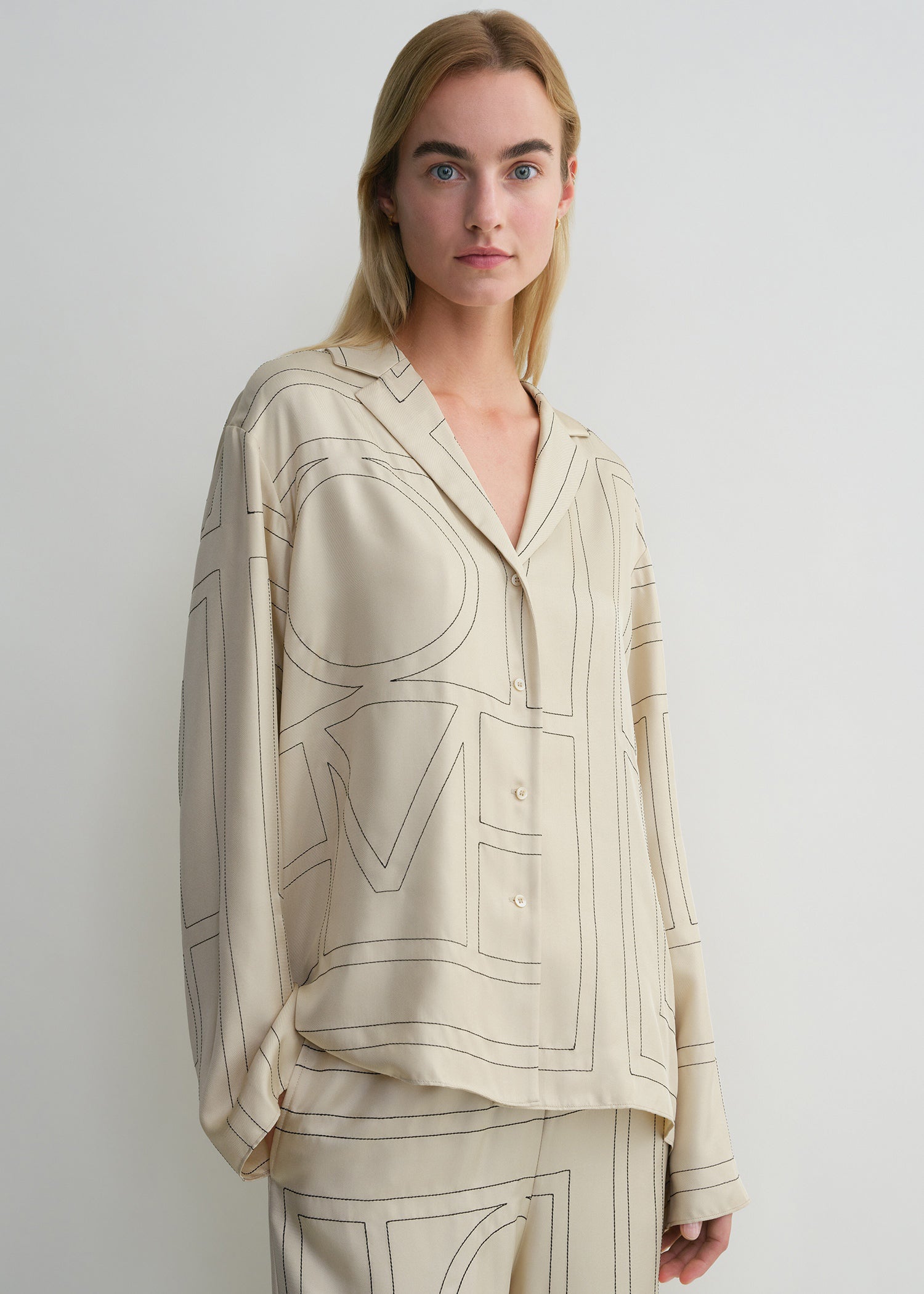 Monogram silk pj top ivory – TOTEME