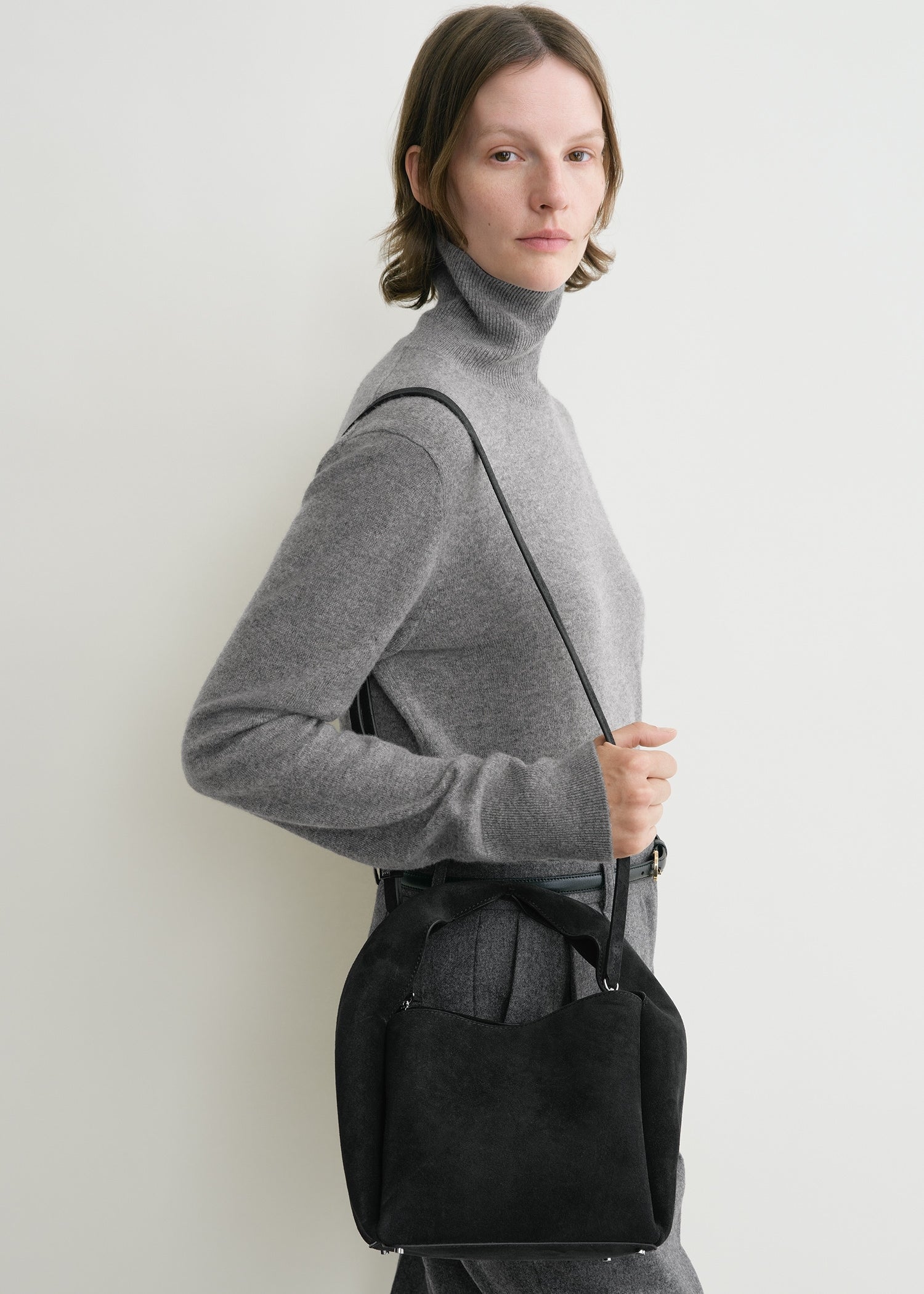 Suede bucket bag black – TOTEME