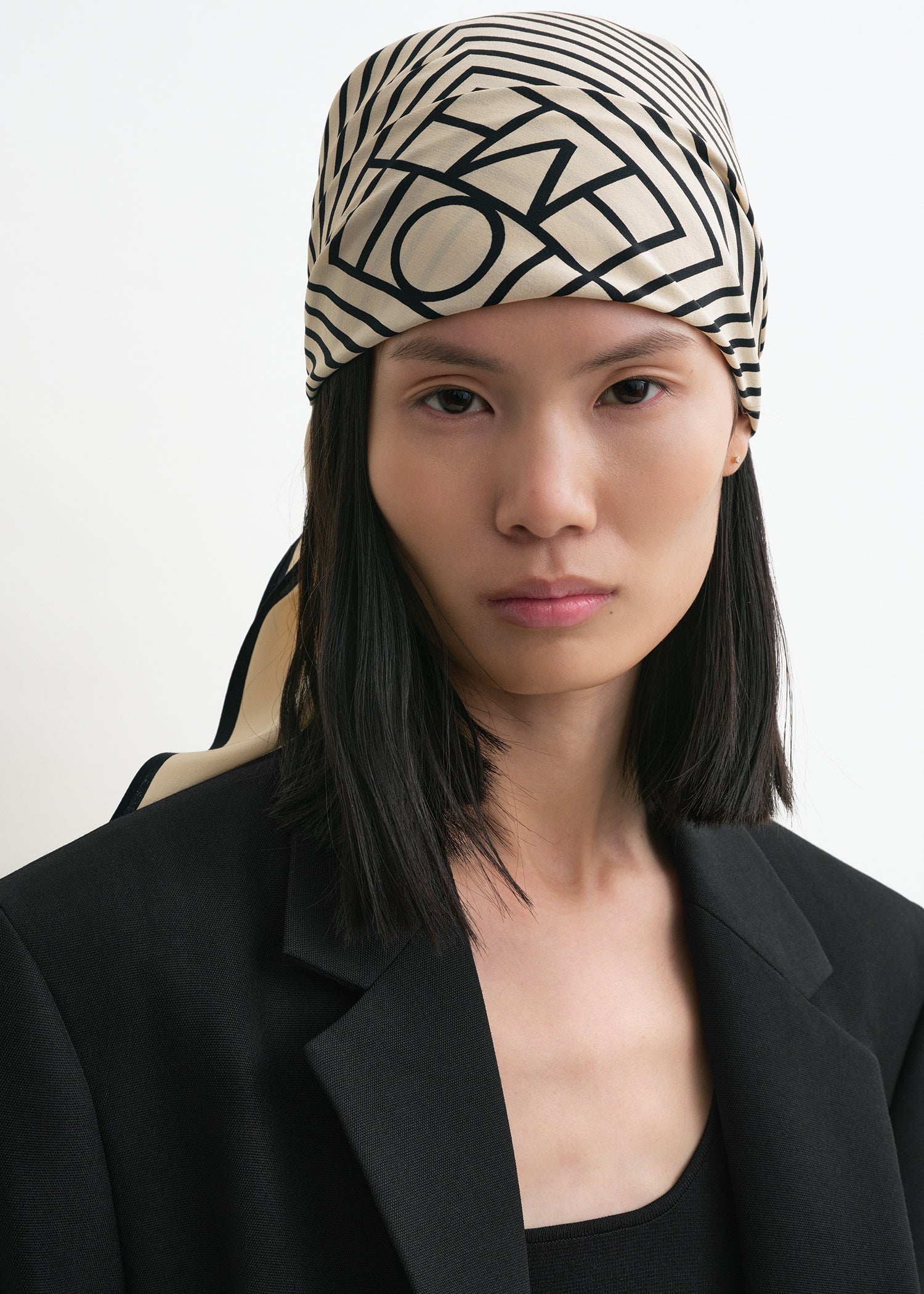 Centered monogram silk scarf crème