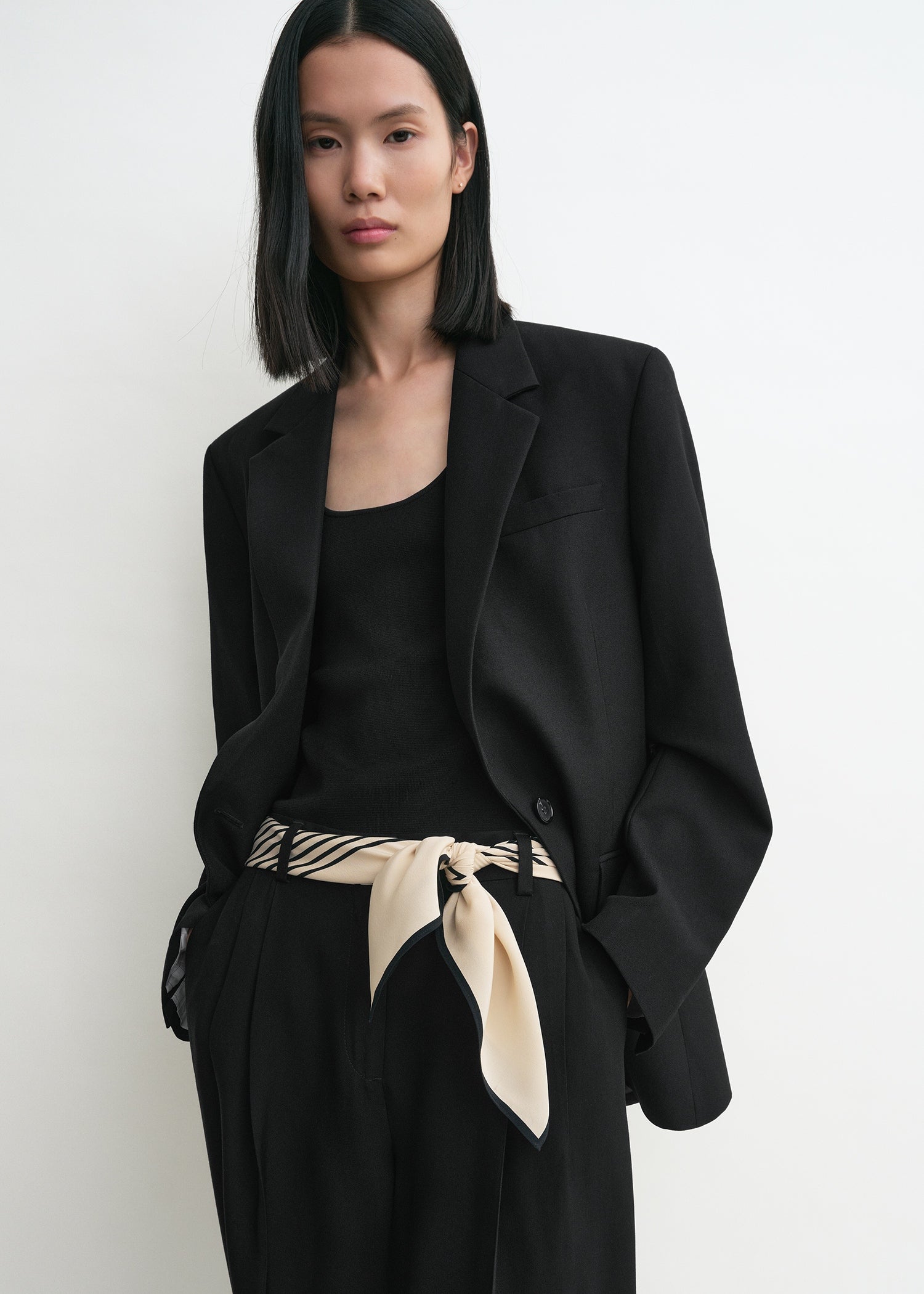 Centered monogram silk scarf crème