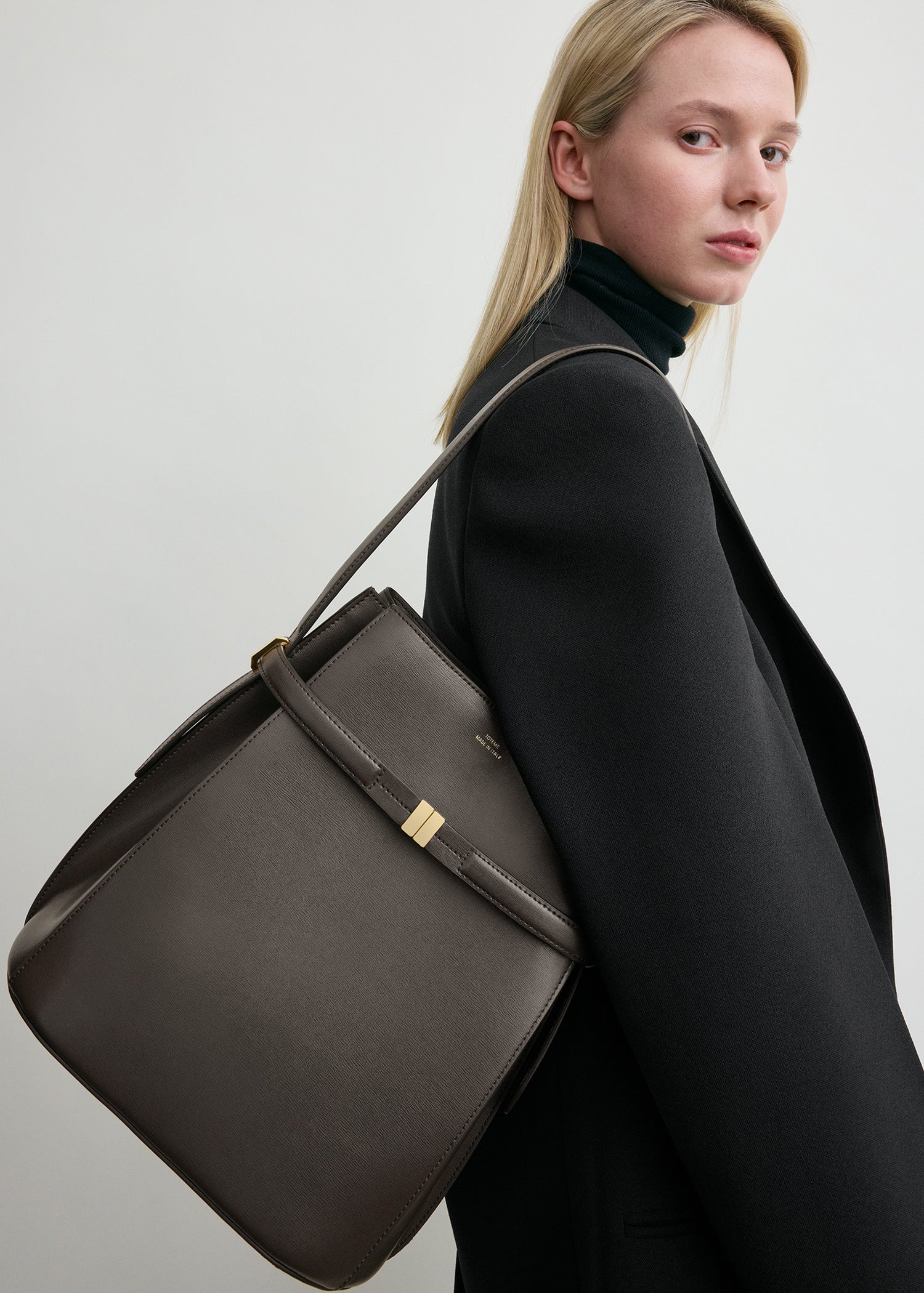 Belted leather bucket bag bark