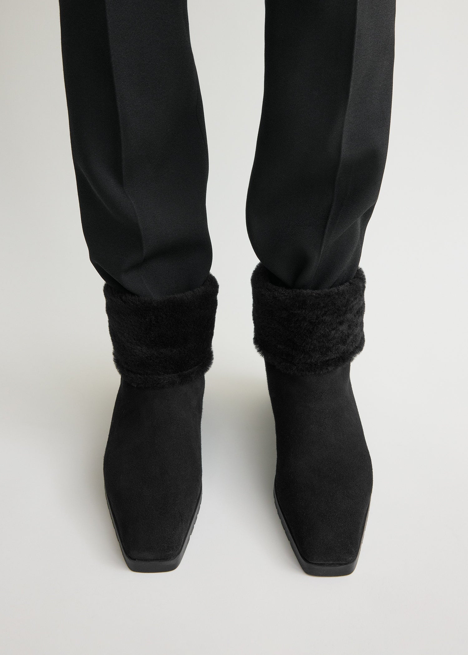 Fold-down shearling boots black