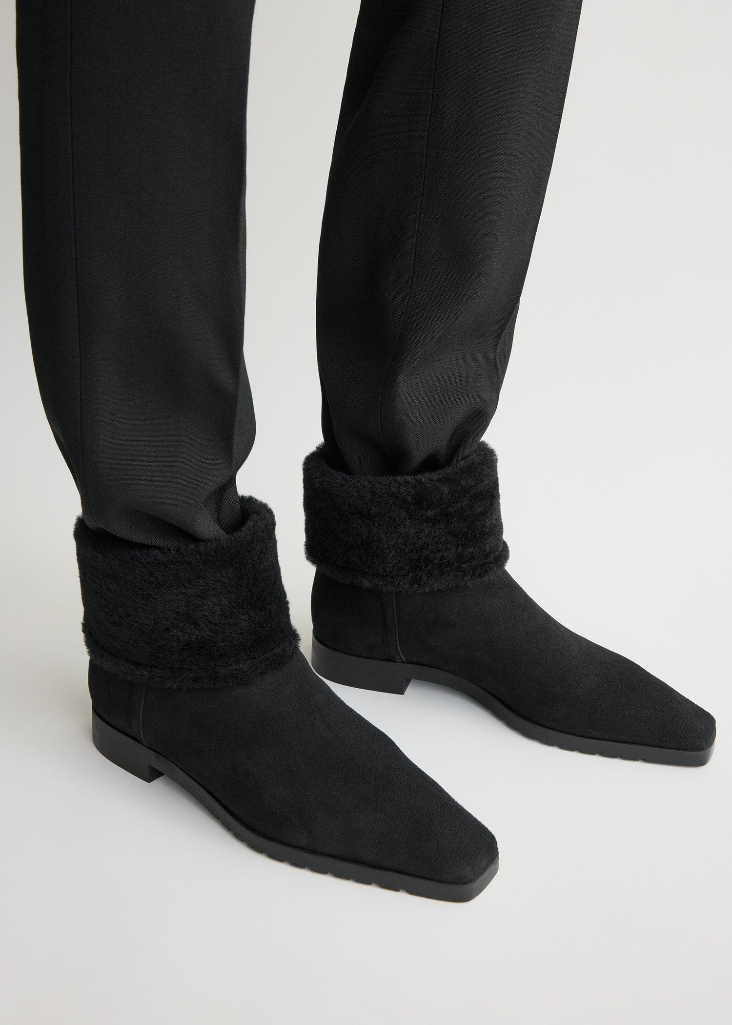 Fold-down shearling boots black