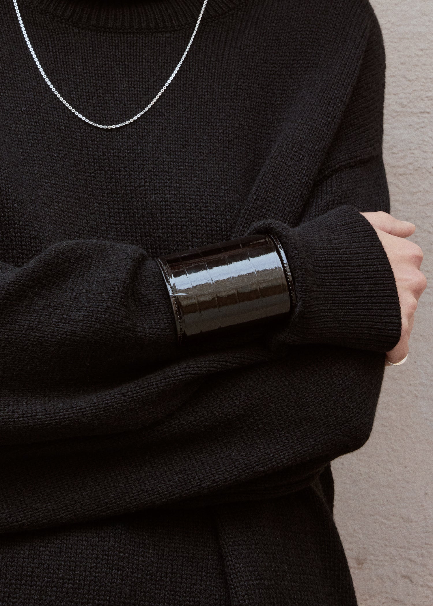 Long croco-embossed cuff black