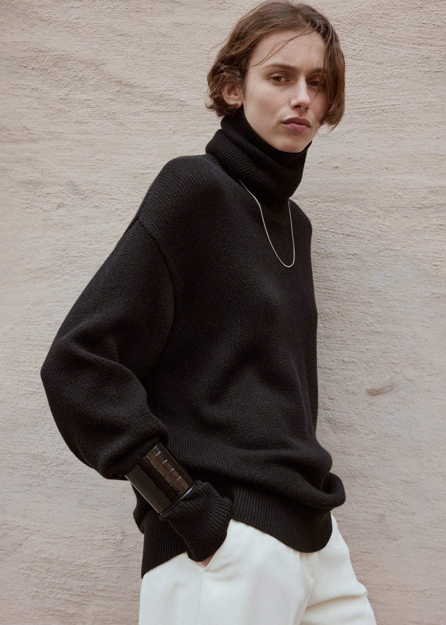 Long croco-embossed cuff black