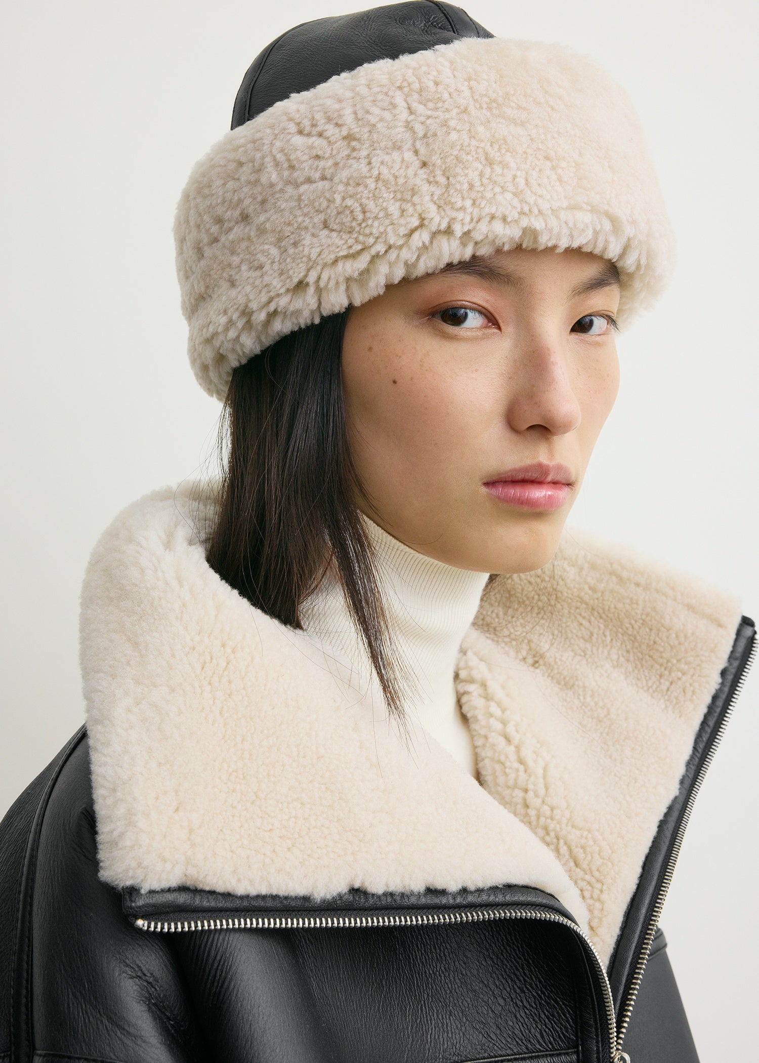 Shearling winter hat black/off white