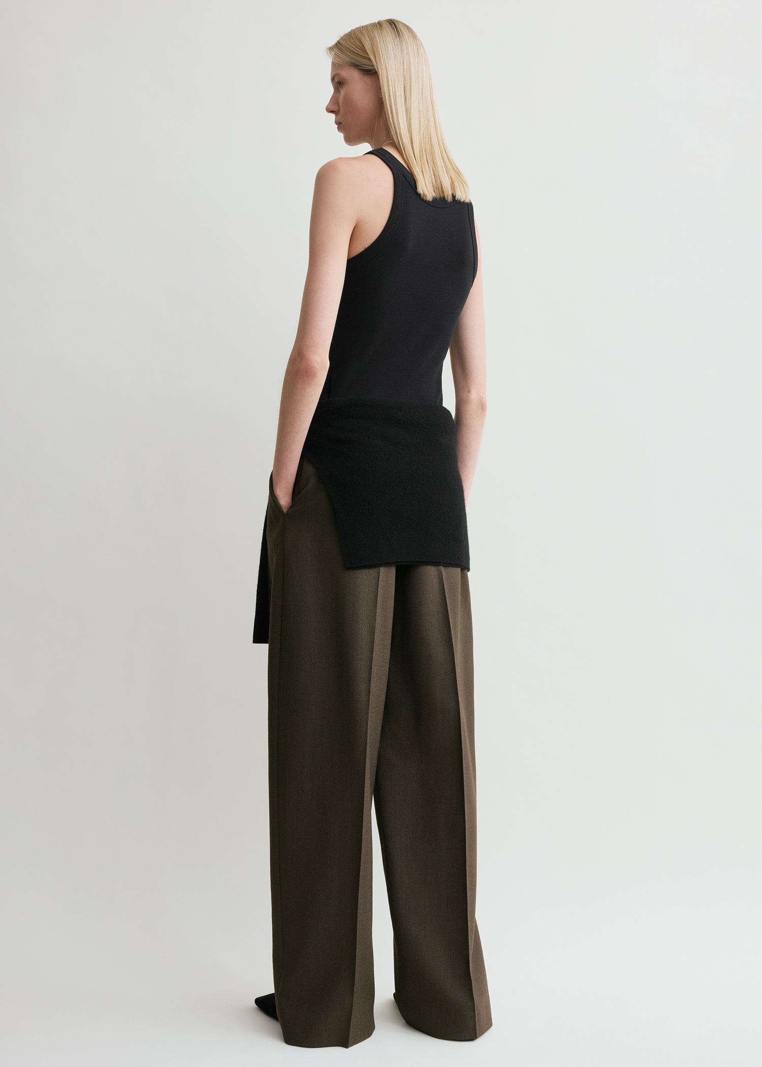 Curved rib tank black