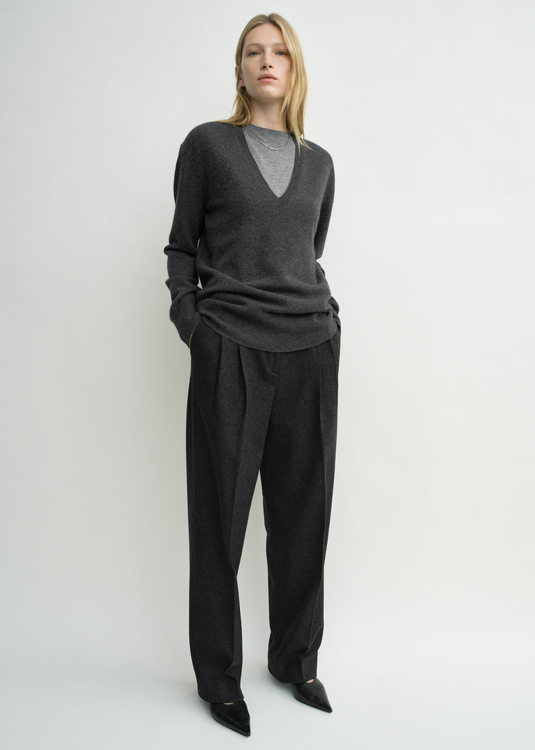 Cashmere v-neck knit charcoal