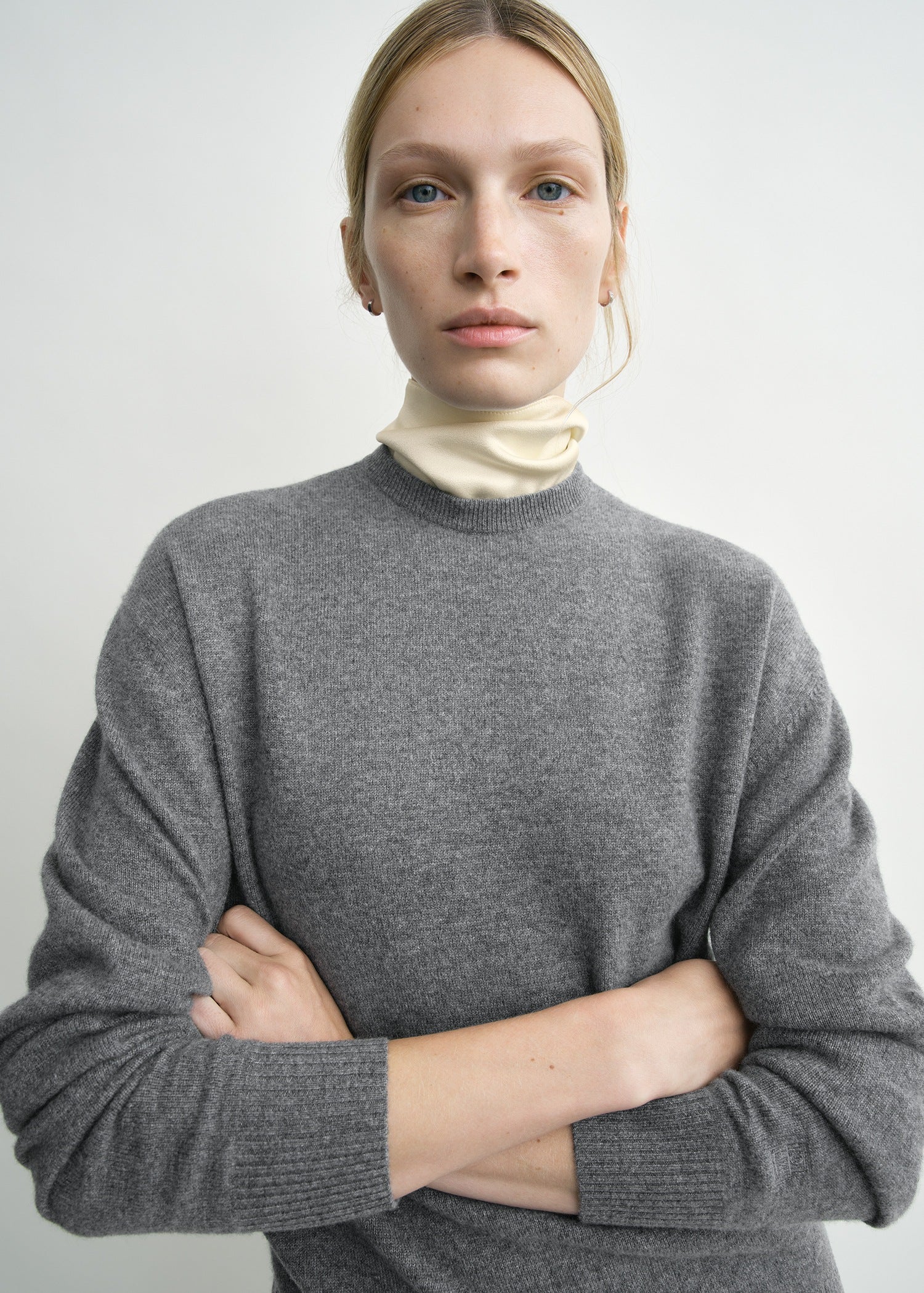 Classic cashmere crew knit mid grey