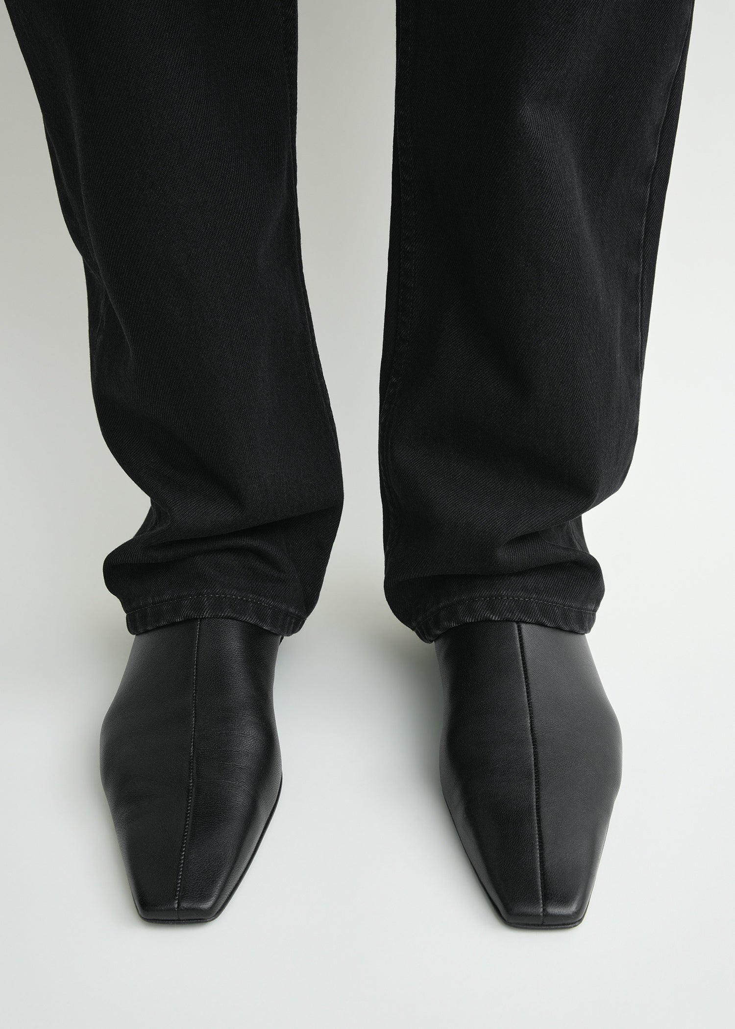 Zipped leather chelsea boots black