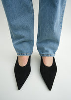 Sharp suede kitten pumps black