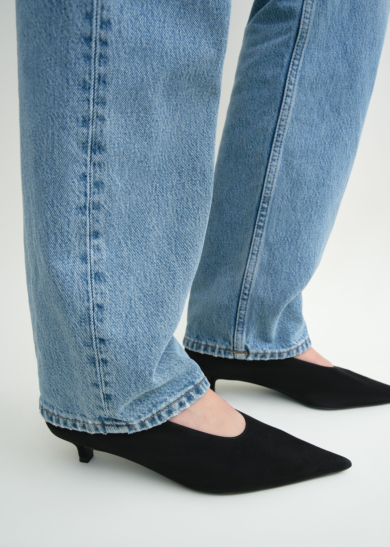 Sharp suede kitten pumps black