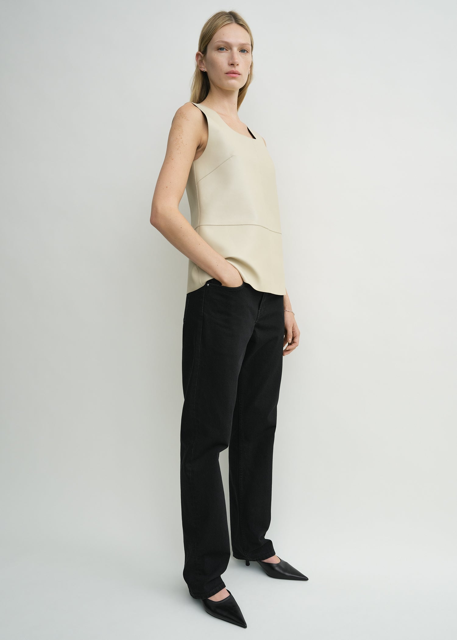 Scoop-neck leather top sand