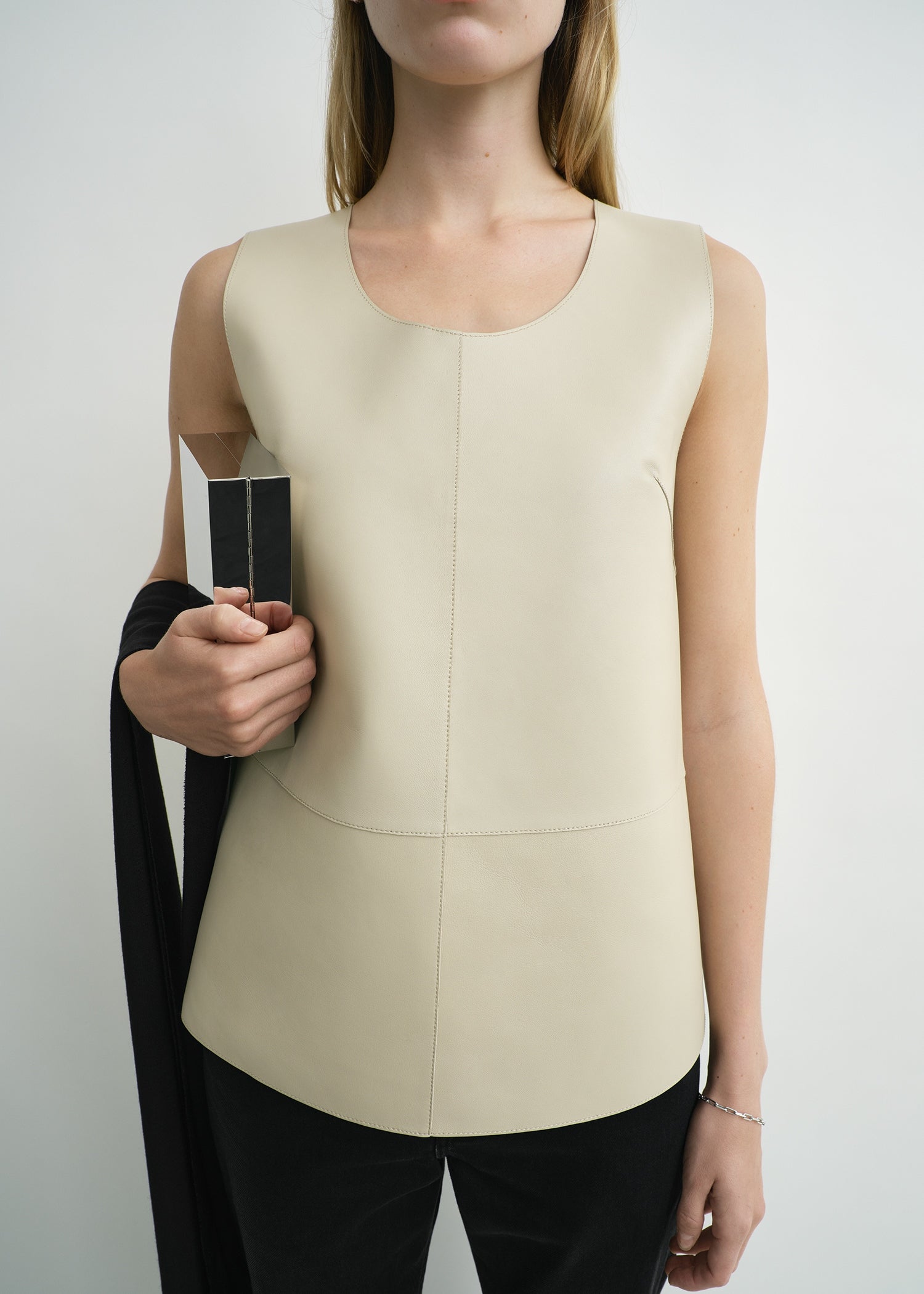 Scoop-neck leather top sand