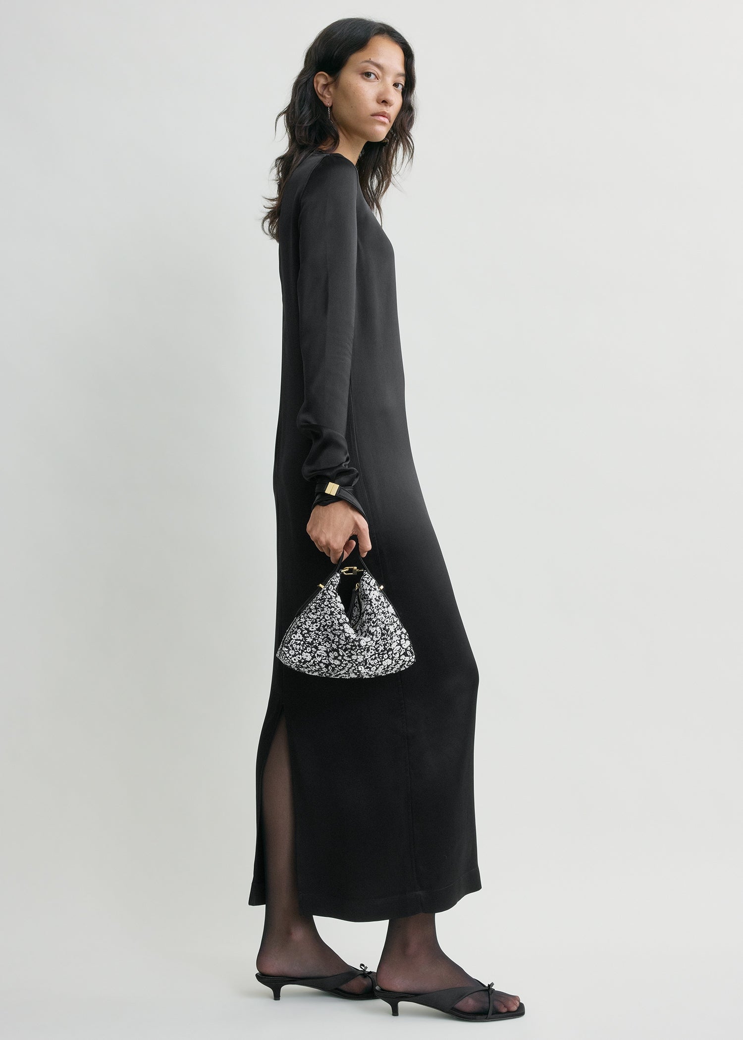 Bevel floral wristlet black/white