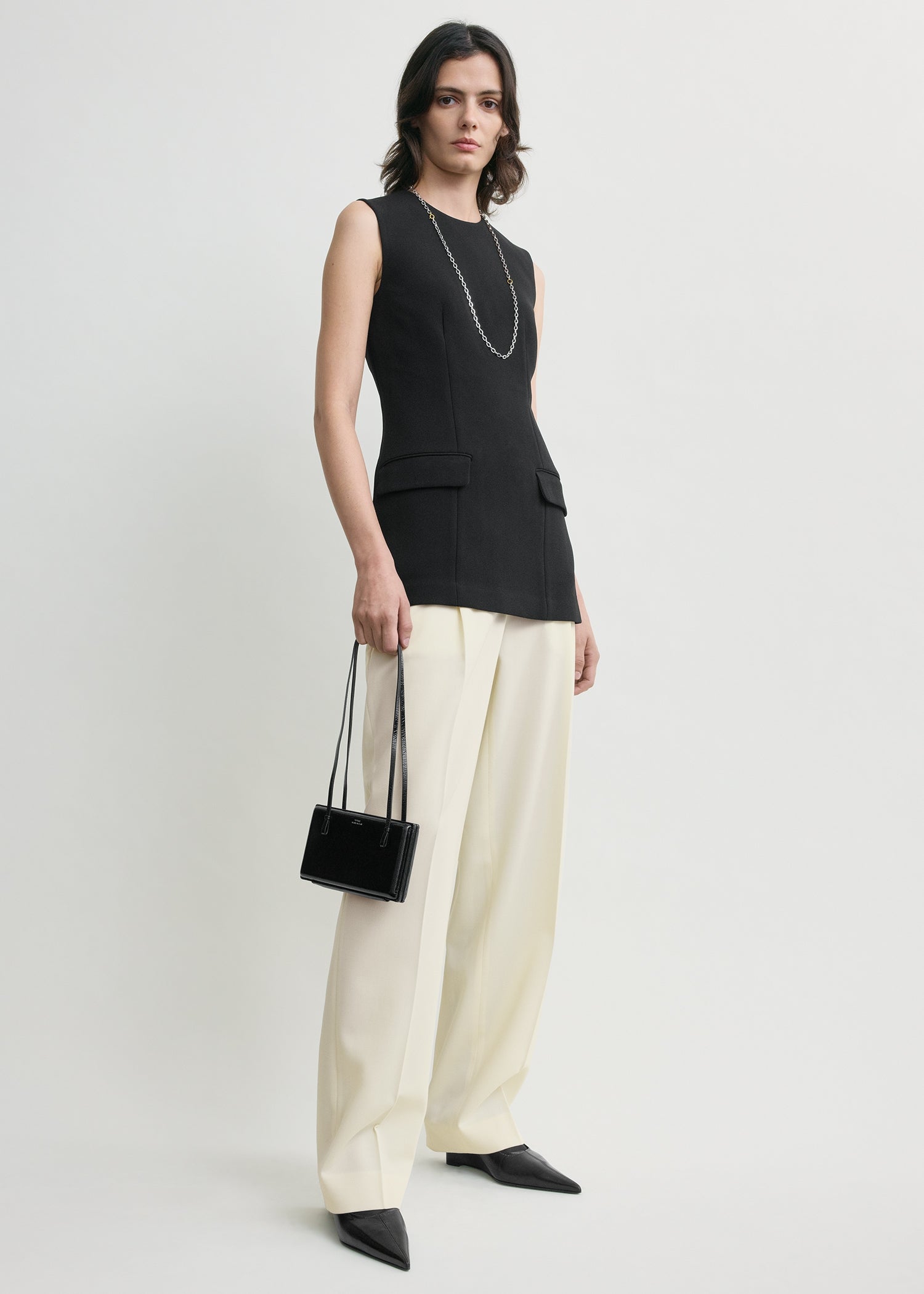 Sleeveless pocket top black
