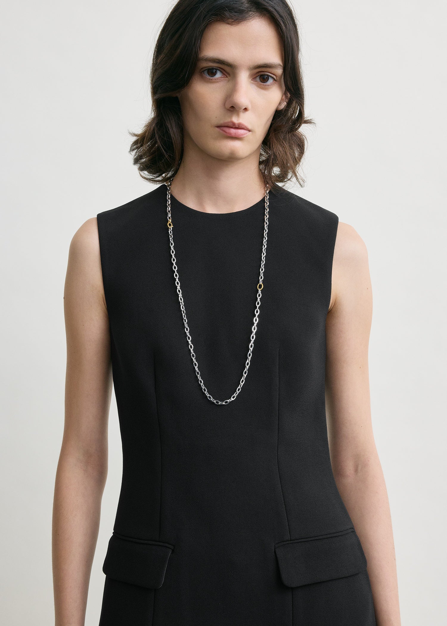 Sleeveless pocket top black