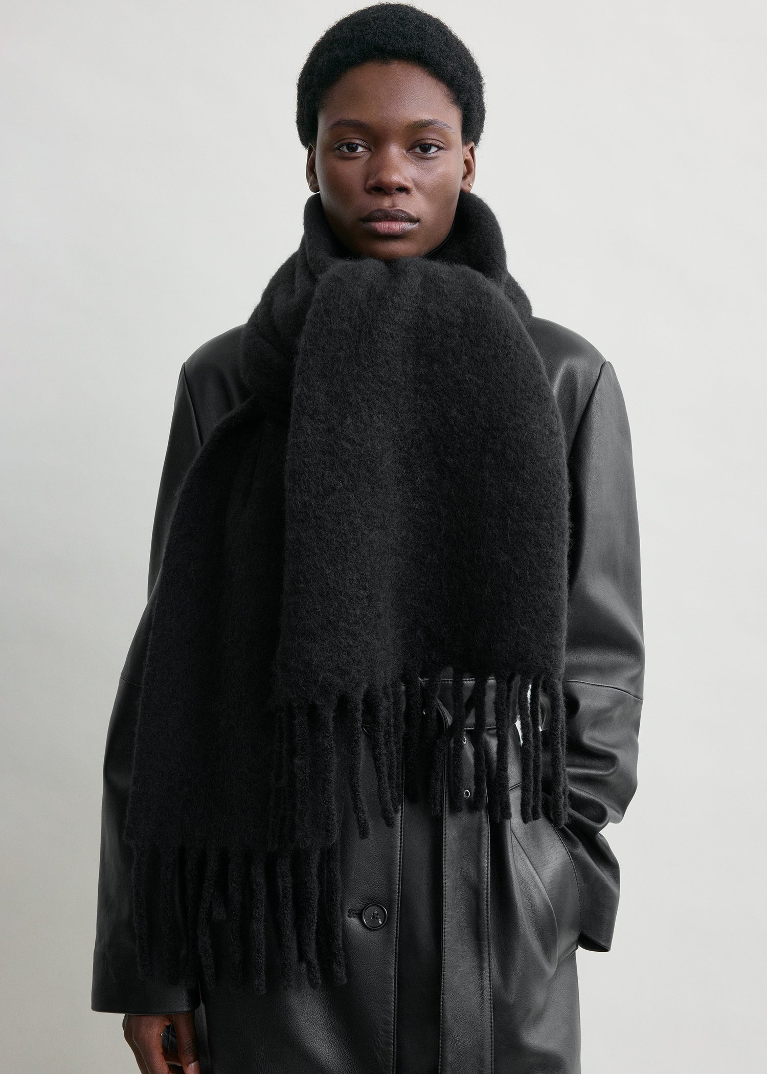 Fuzzy scarf black