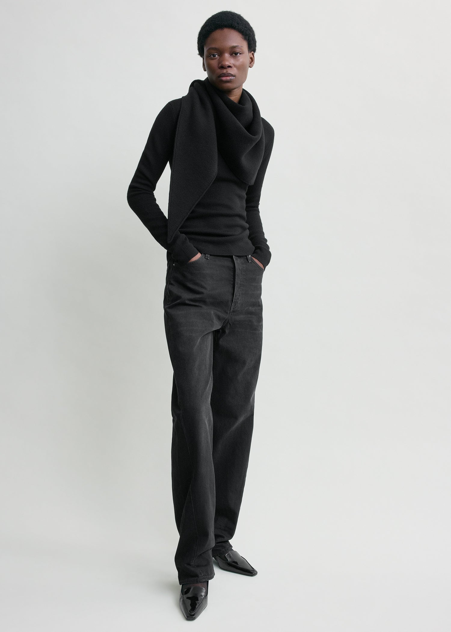 Triangle wool scarf black