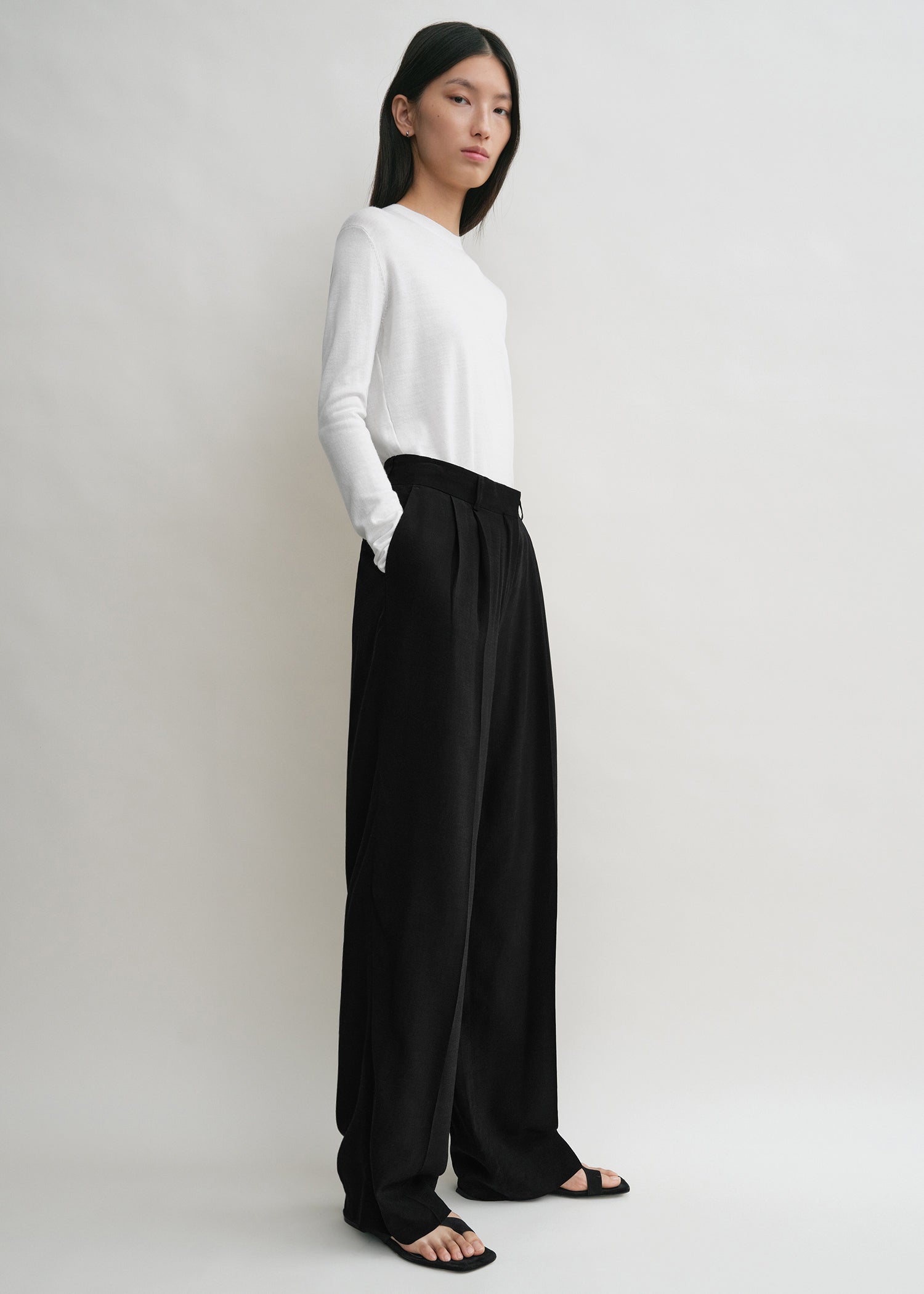 Double-pleat summer trousers black