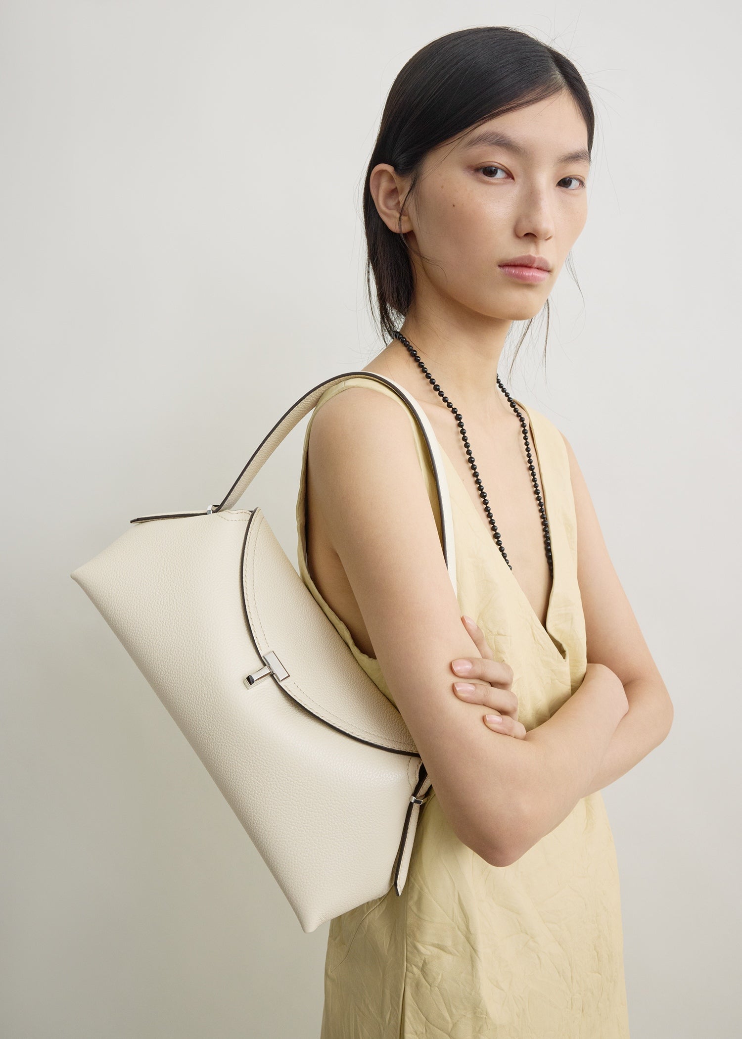 T-lock grained-leather shoulder milk