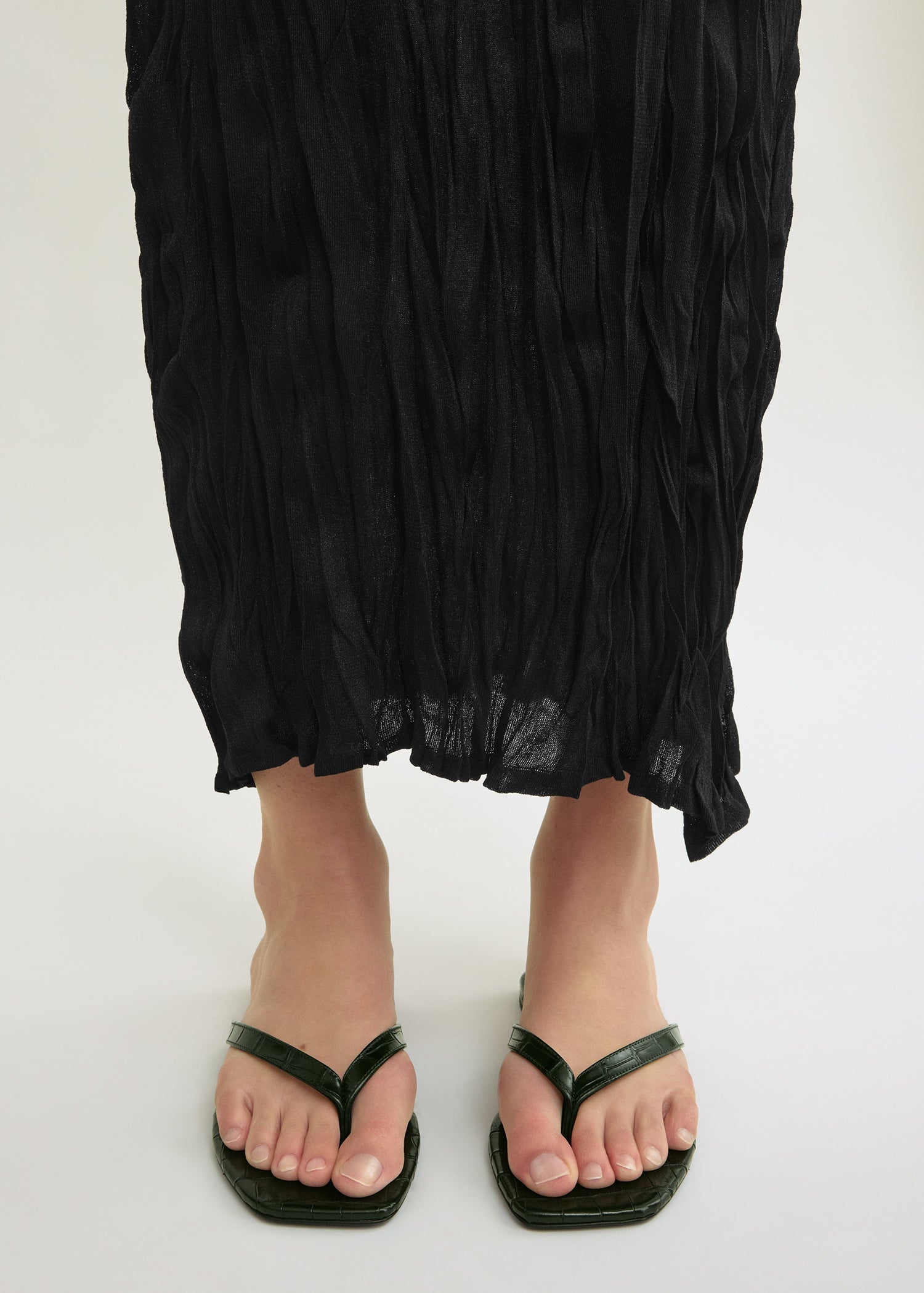 Croco-embossed flip flops dark green