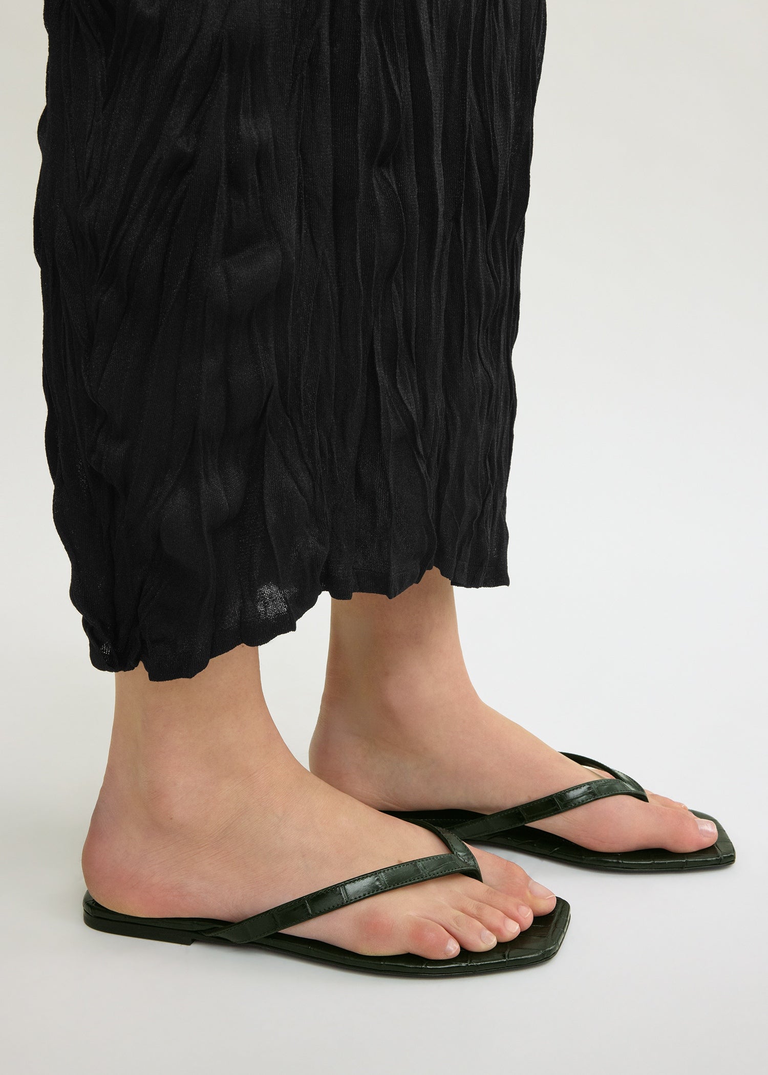 Croco-embossed flip flops dark green