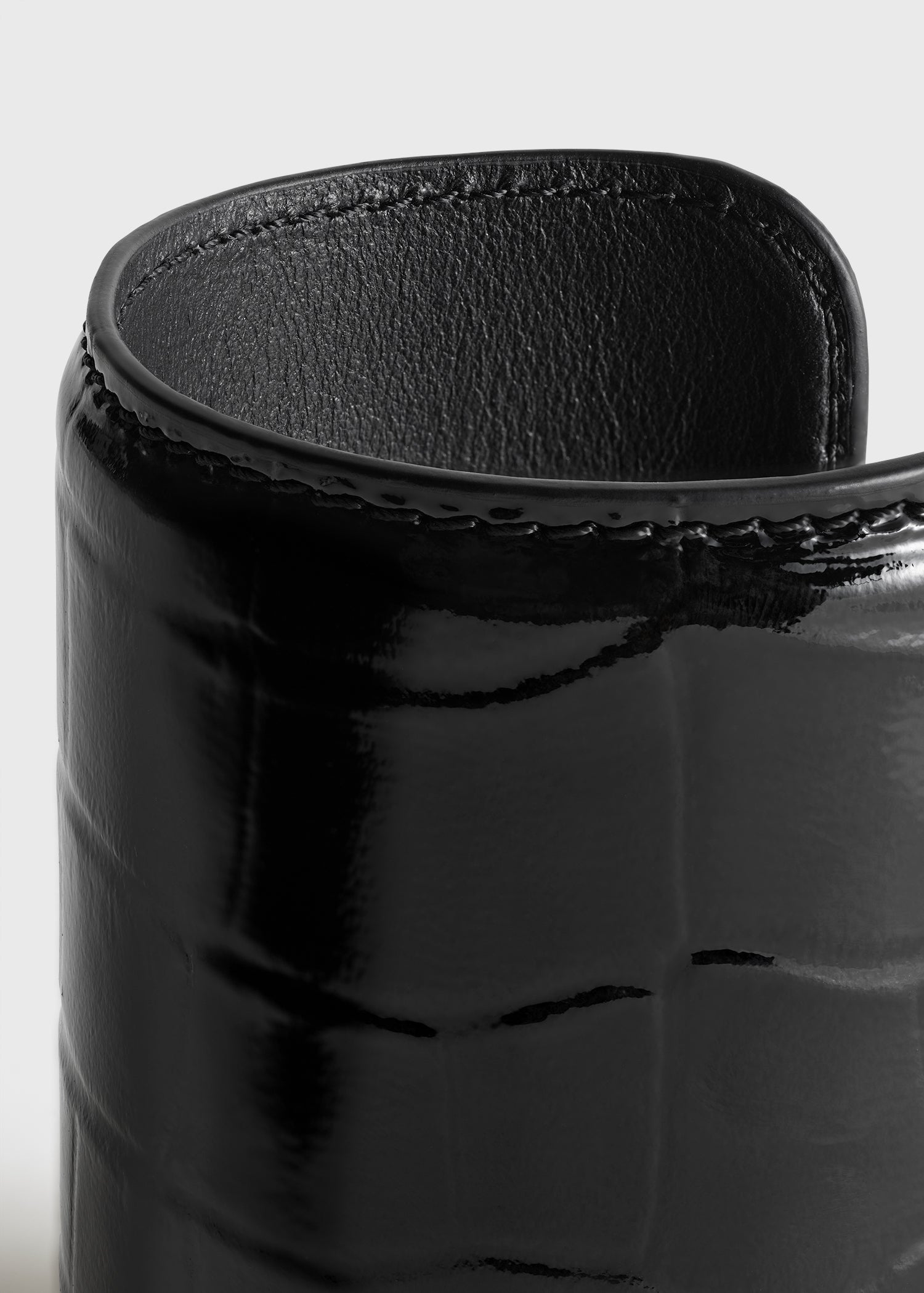 Long croco-embossed cuff black