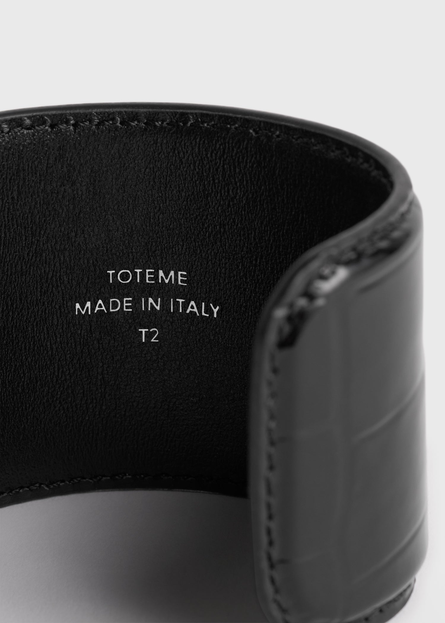 Croco-embossed cuff black
