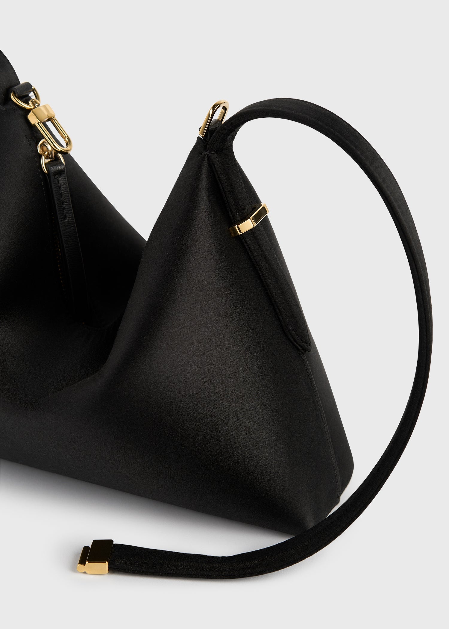 Bevel satin wristlet black