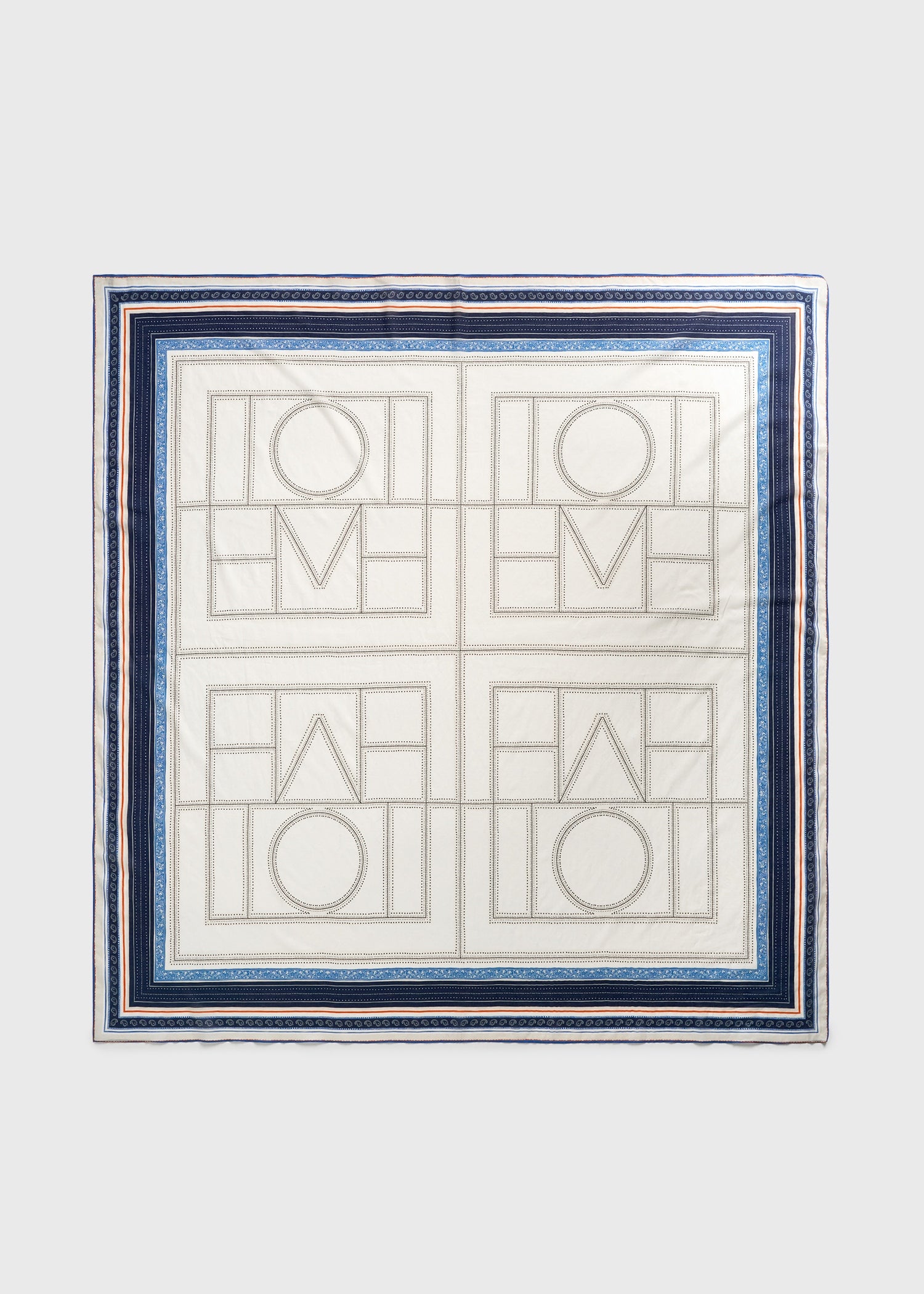 Foulard: un accessorio intramontabile per l'autunno 2025 76 TOTEME FLATS PF25 TRAVEL GARDEROB SARONG 253 WSC0106 FB0239 COLLECTOR SARONG ECRU NAVY front GB