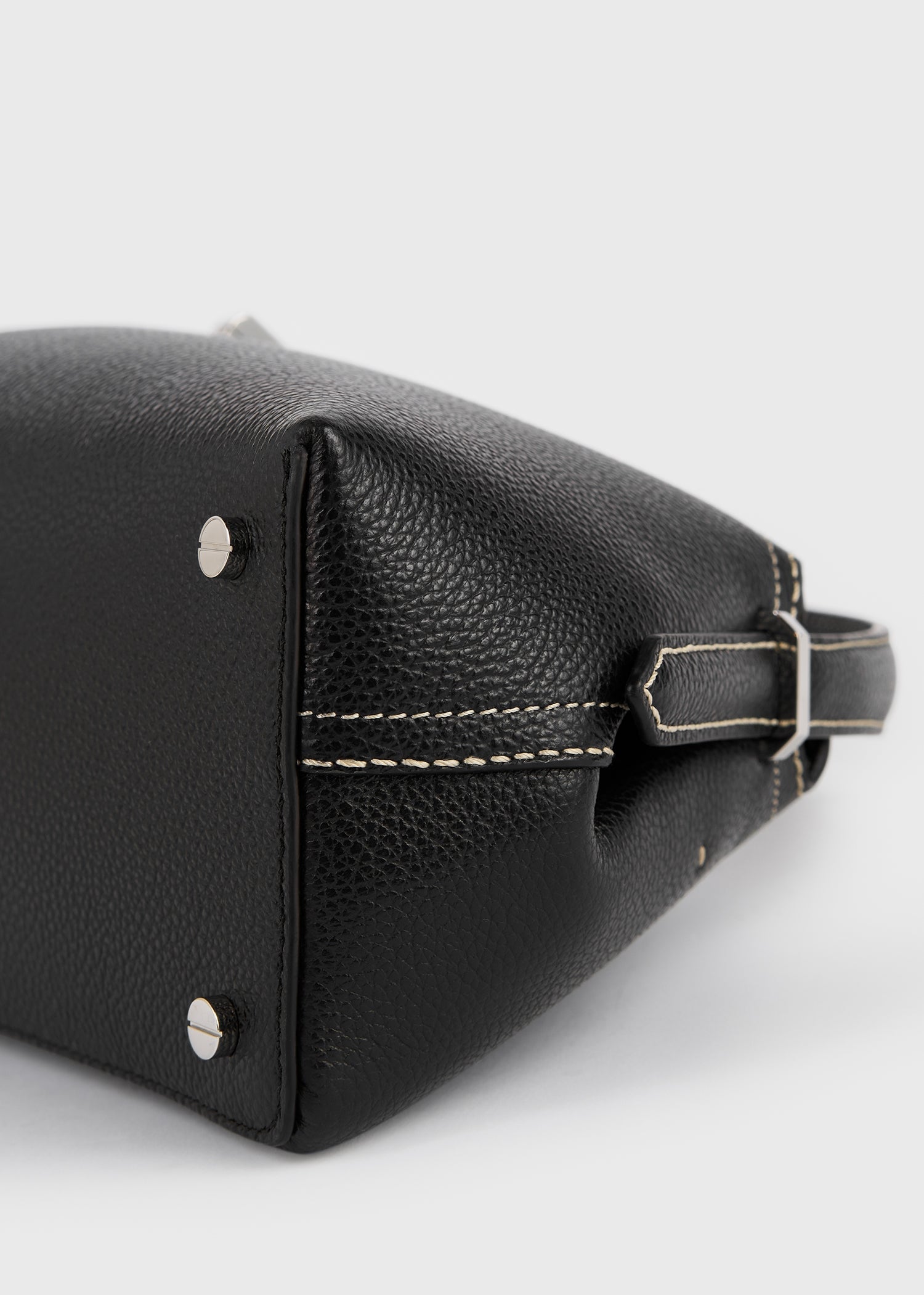 T-lock grained-leather shoulder black
