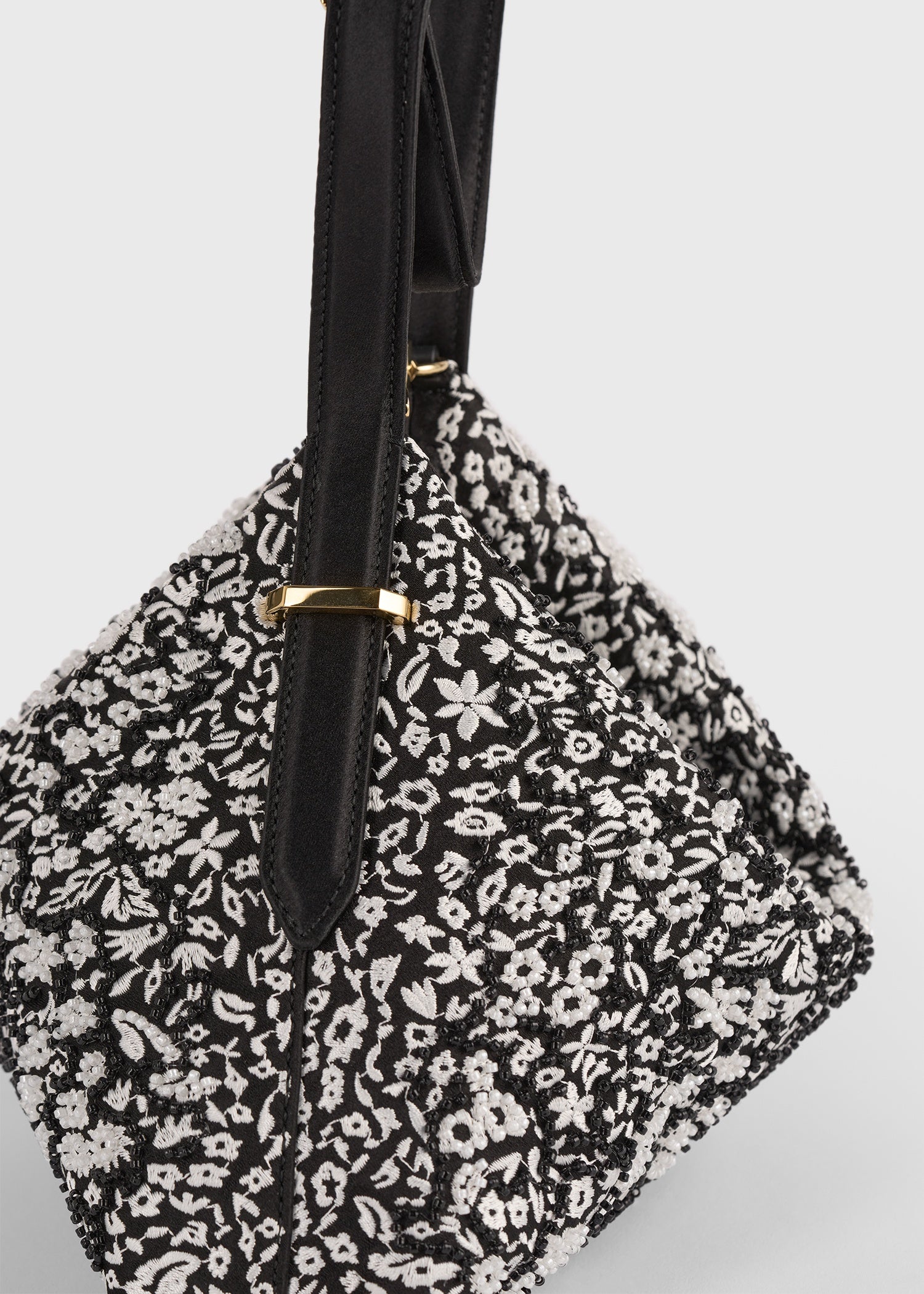 Bevel floral wristlet black/white