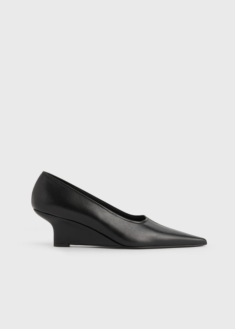 Sharp nappa wedge pumps black