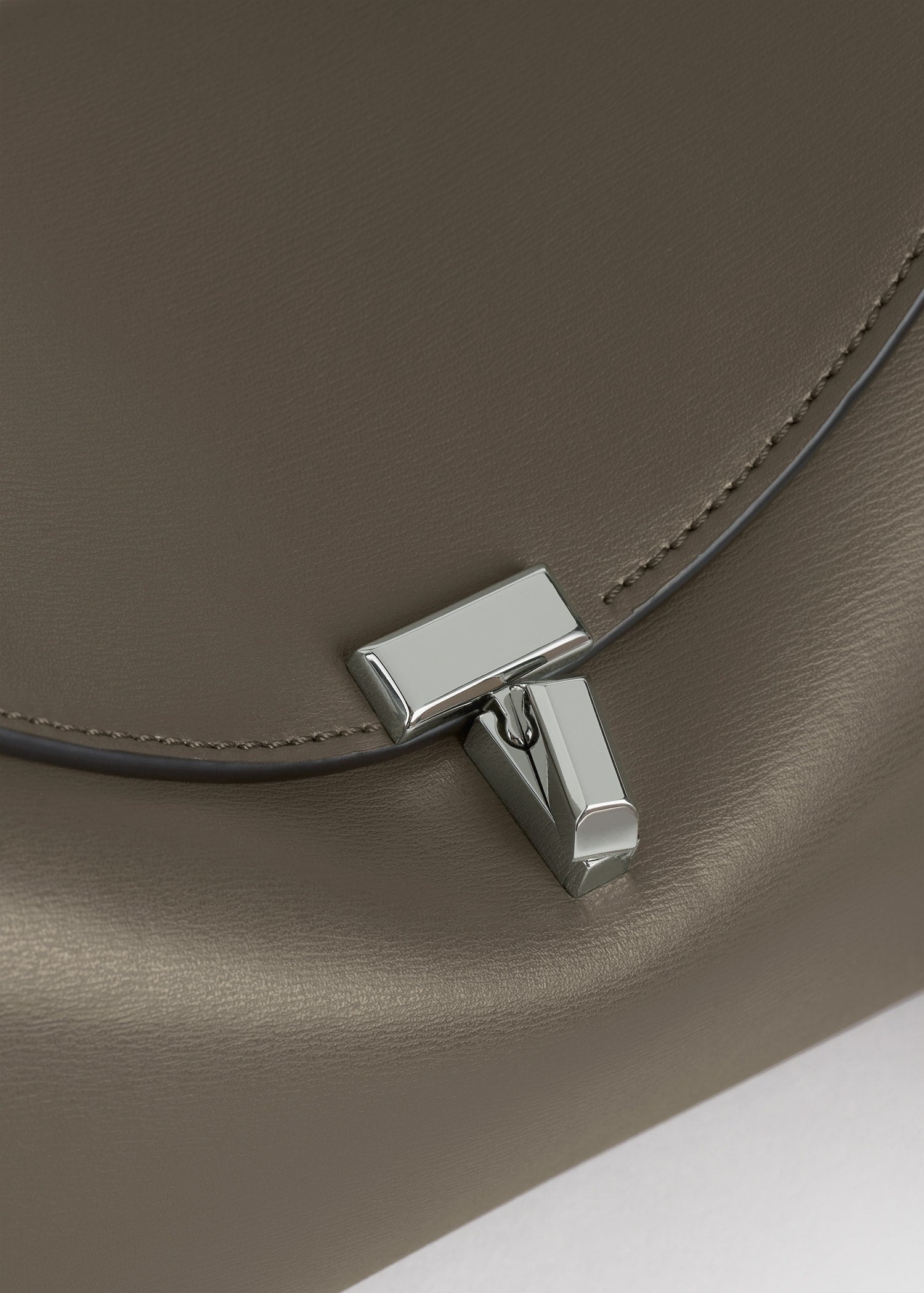 T-lock leather clutch ash